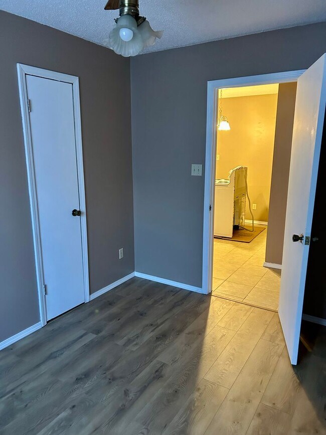 Building Photo - 613 E 16th St