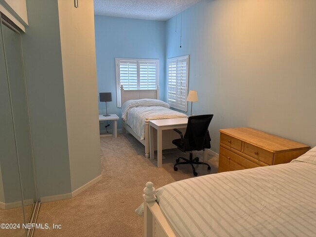 Building Photo - 264 Kingston Dr