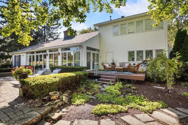 Building Photo - 7 Greencroft Dr