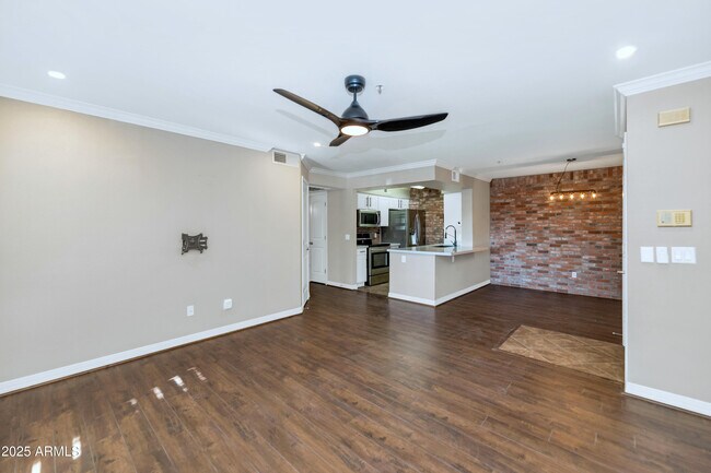 Building Photo - 2025 E Campbell Ave