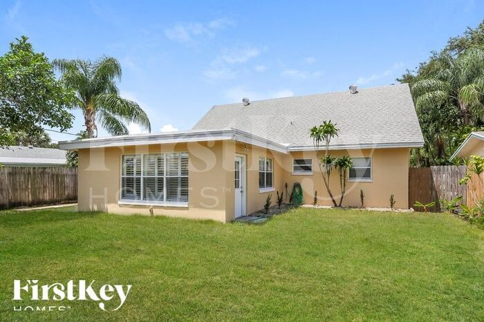 Building Photo - 584 Riverside Dr