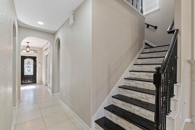 Building Photo - 208 Forest Peak Way