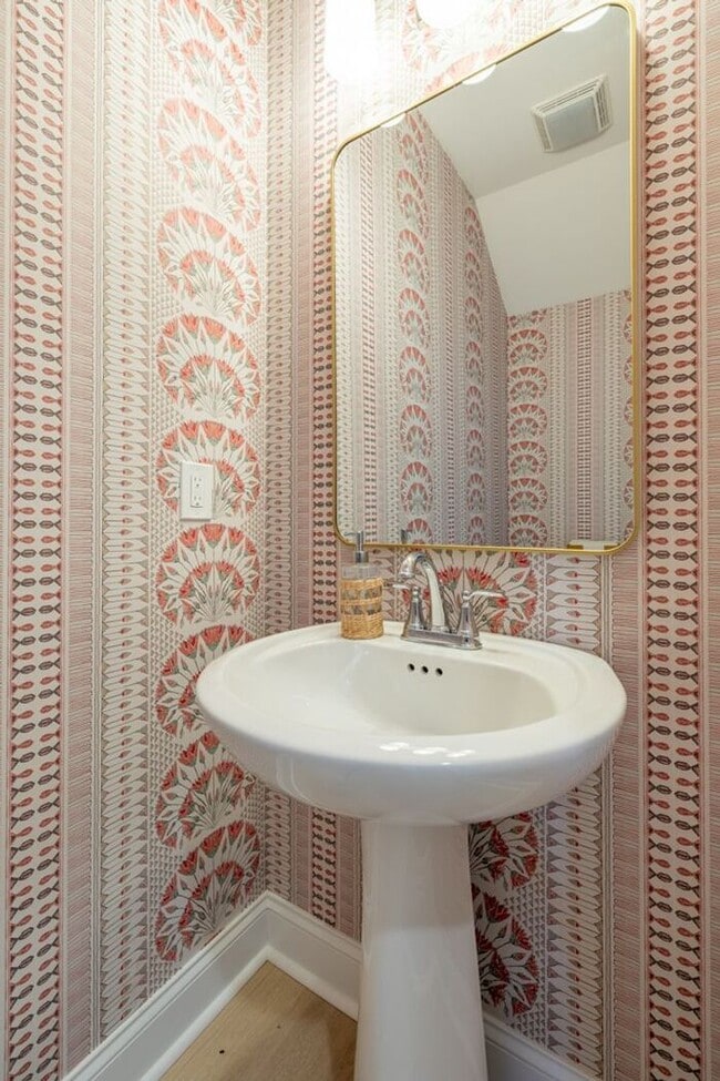 Building Photo - Great floor plan, Washer and Dryer Included! Now Offering ONE MONTH FREE RENT!!