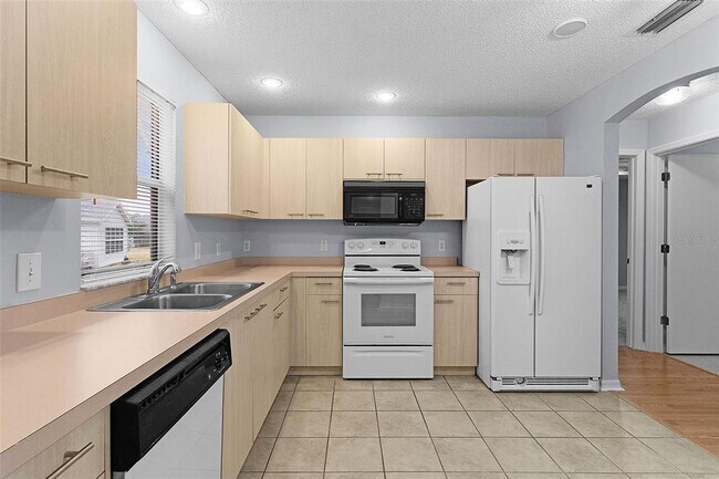 Building Photo - 807 Ramos Dr