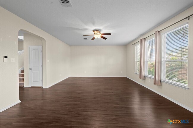 Building Photo - 220 Hinge Creek