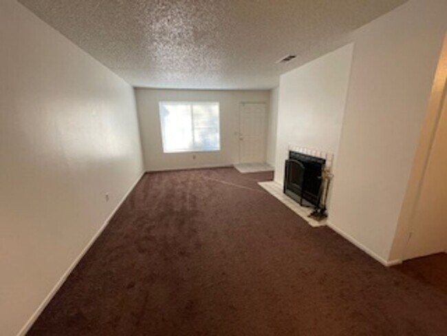 Building Photo - 4422 White Ln