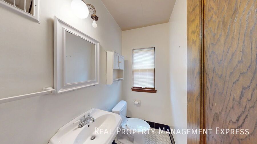 Building Photo - Beautiful 4 Bedroom 1.5 Bath Single Family Home in Central Sioux Falls