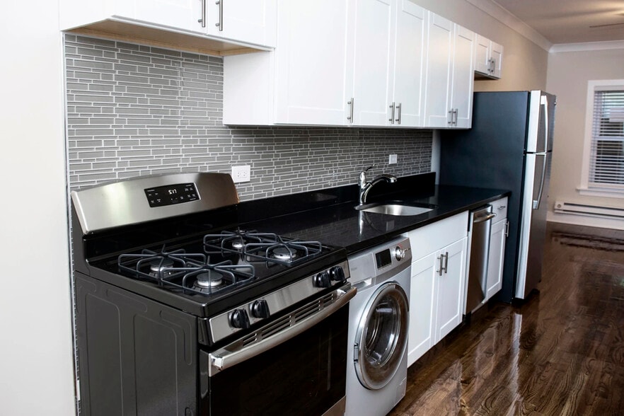 Building Photo - 730 W Roscoe St