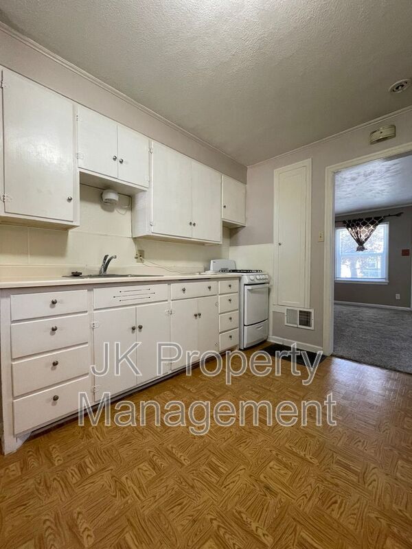 Building Photo - 208 9th St N