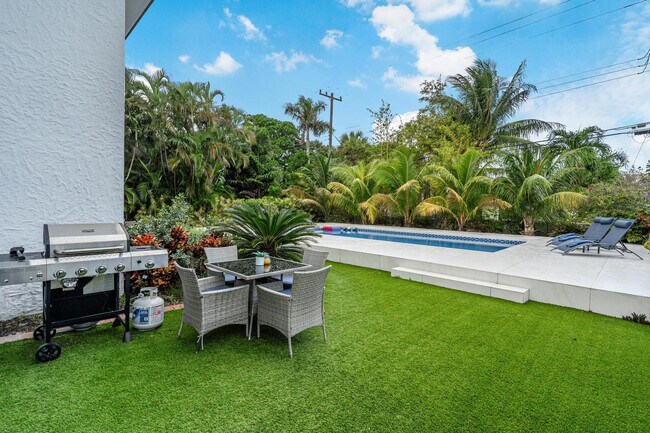 Building Photo - 809 SW 14th Ct