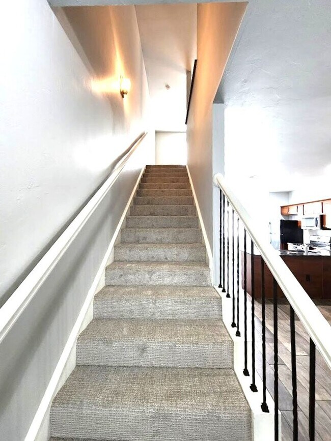 Building Photo - Campbell St Duplex