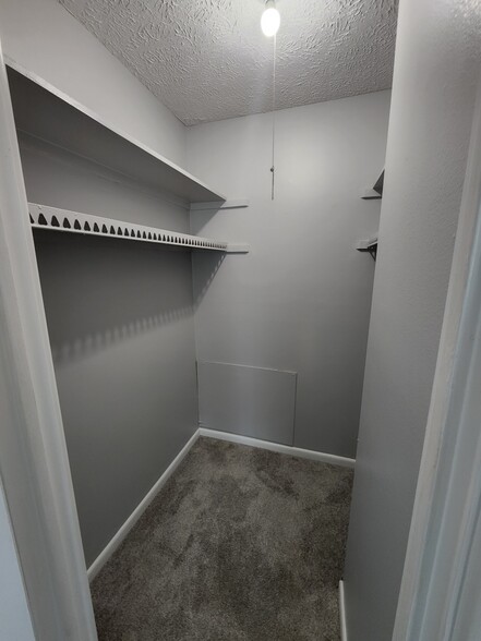 Walk In Closet - Whispering Pine Apartments