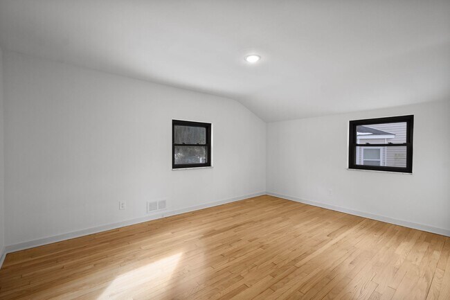 Building Photo - Ready for move in! Check out this RENOVATED 3 bedroom in BROOKLINE! UNBEATABLE LOCATION!