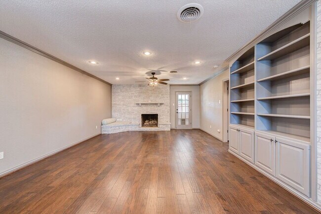 Building Photo - 3/2/2 in Excellent Location!