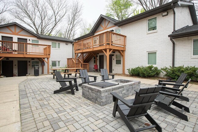 Building Photo - 584 Lindsay