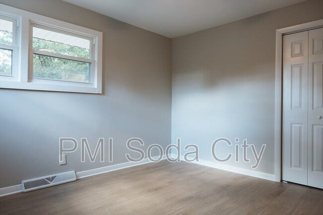 Building Photo - 2401 Truax Ln