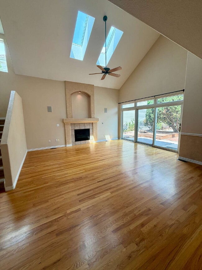 Building Photo - Don’t Miss out on this 4-bedroom 3 bath home in the gated Lighthouse Villas Community.
