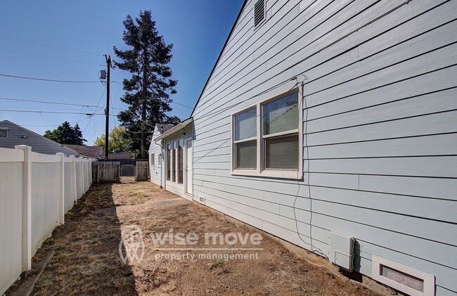 Building Photo - 2 Bedroom Home with Garage- Corner Lot!