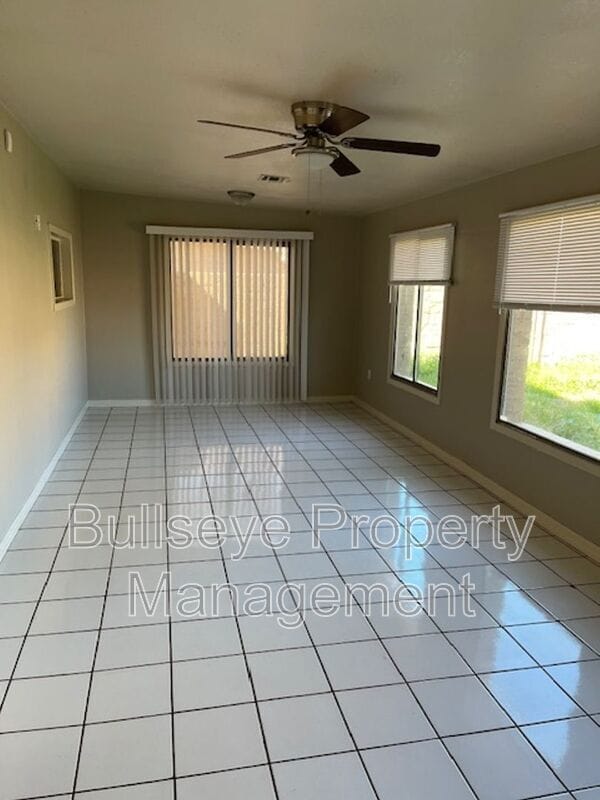 Building Photo - 6406 W Rose Ln