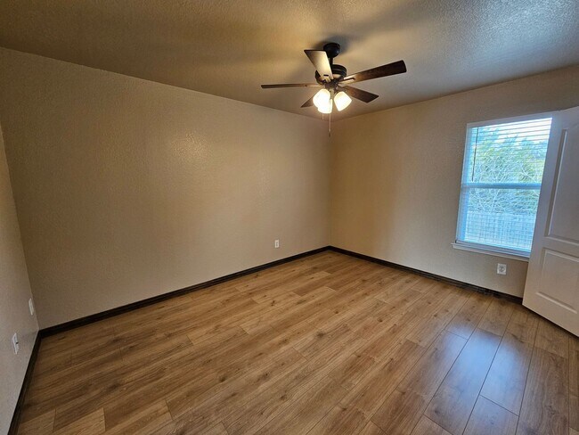 Building Photo - Spacious & Inviting 6-Bedroom Cedar Hill Home – Perfect for Your Next Move