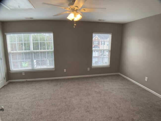 Building Photo - 3 Bed, 3.5 Bath Townhome with Garage!