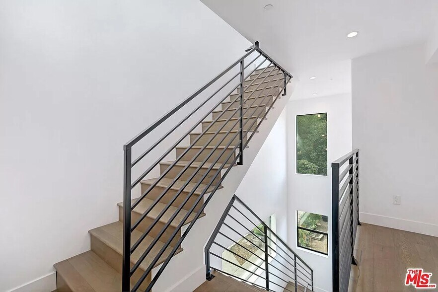 3rd level - 6077 Hargis St