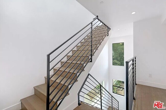 3rd level - 6077 Hargis St