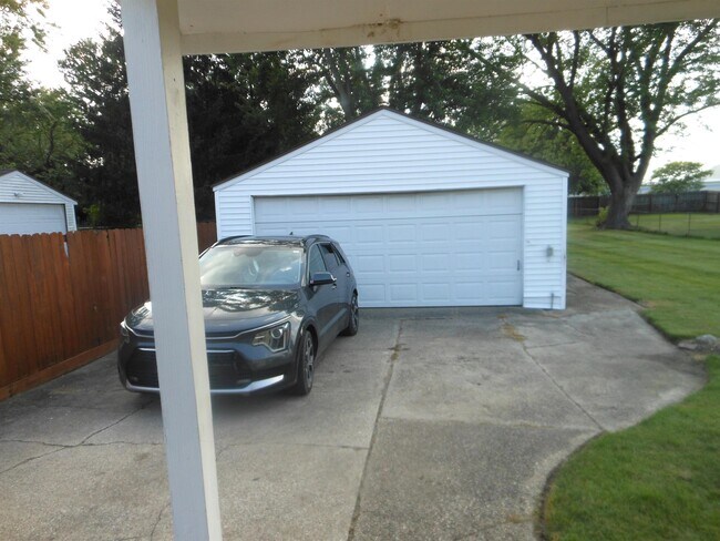 Building Photo - 2111 Maplehurst Ave
