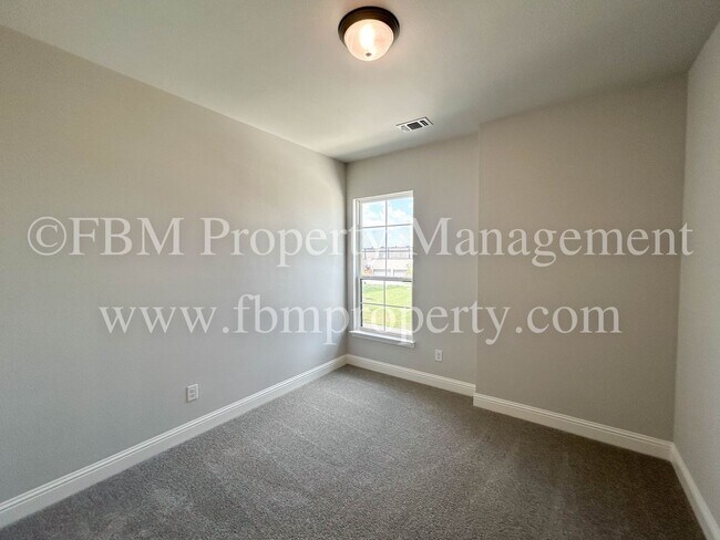 Building Photo - 2903 Layla Drive - Beautiful 3 Bedroom, 2....