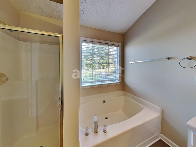 Building Photo - 820 Whitecrest Ct