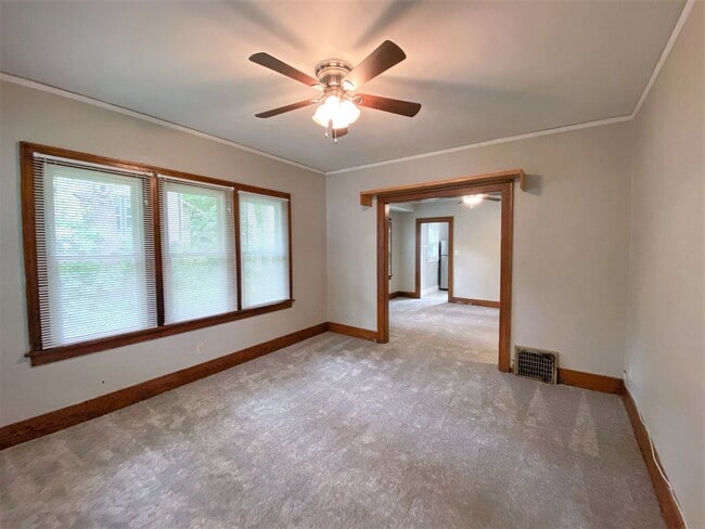 Building Photo - 4 Bedroom House Near Campus