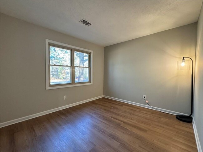 Building Photo - 2020 Kemp Rd NE