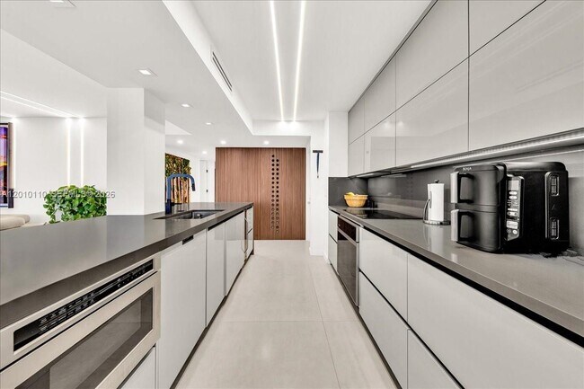 Building Photo - 1147 Hillsboro Mile