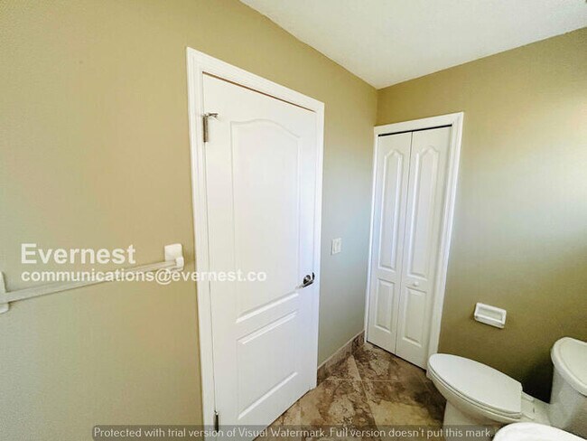 Building Photo - 6 Bed/4 Bath Home with Garage / Pet-Friendly / Available Now!