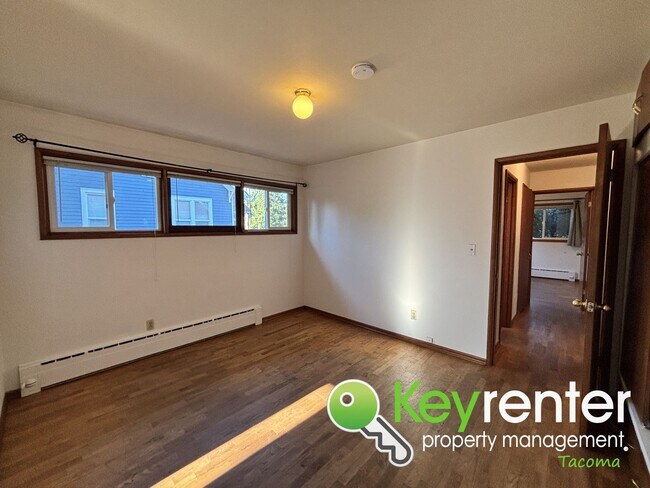 Building Photo - Charming 4-Bedroom Mid-Century Style Craft...