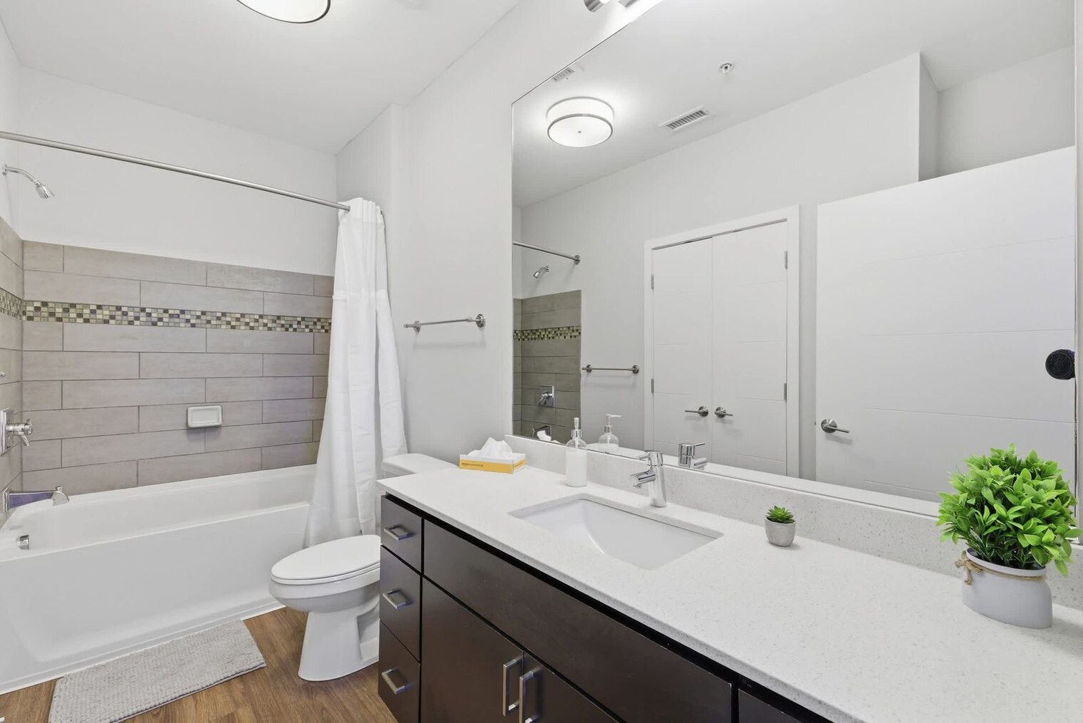 Building Photo - 421 E Market St