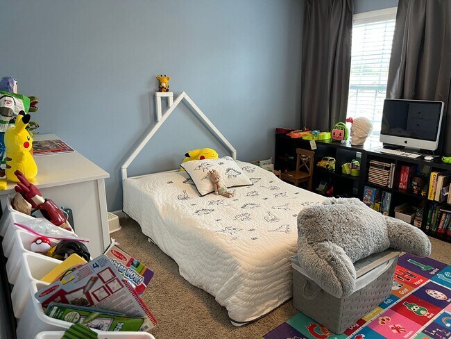 Building Photo - 4 Bedroom Home with Garage & Convenient ac...