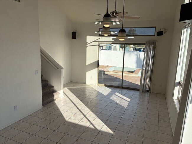 Building Photo - 2 Bedroom 2.5 Bath Townhome!