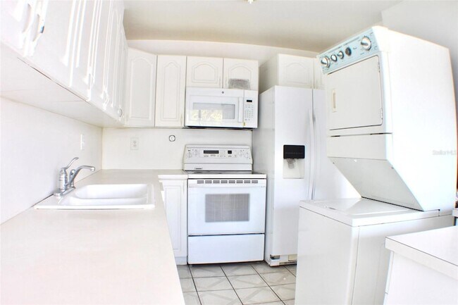 Building Photo - 5900 SW 127th Ave