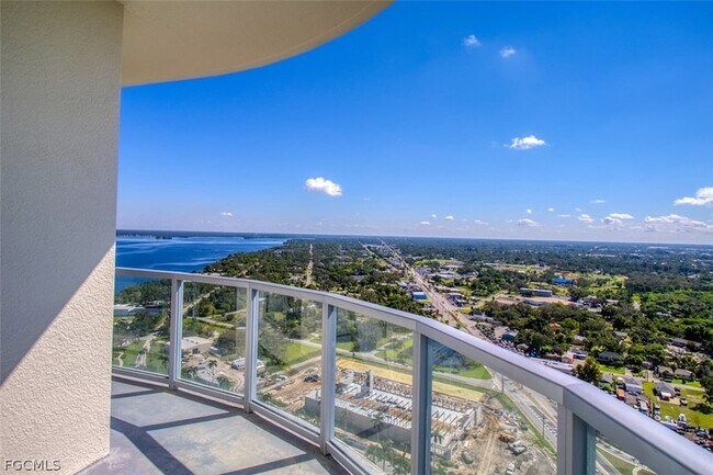 Building Photo - 3000 Oasis Grand Blvd