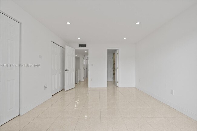 Building Photo - 9373 Fontainebleau Blvd