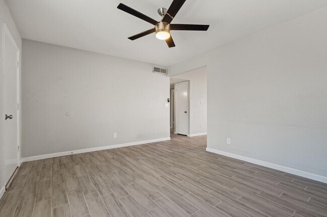 Building Photo - 15237 North 21st St