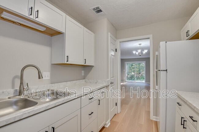 Building Photo - 2806 Thomas Ln