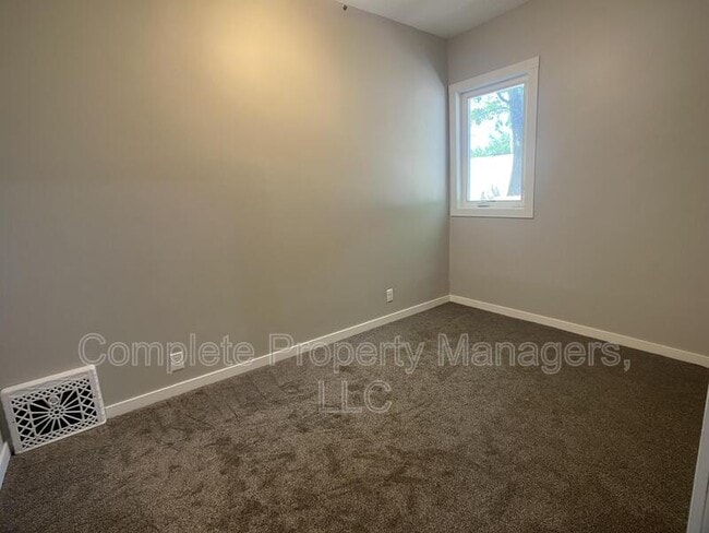 Building Photo - 930 S Broadway Ave