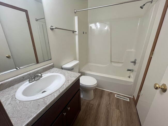 Building Photo - 3 Bedroom Duplex Available in Goshen