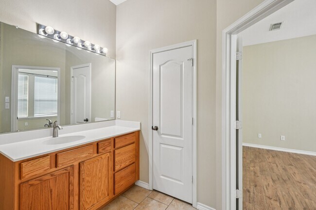 Building Photo - 3026 Sunset Park Dr