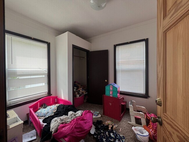 Building Photo - Over 2,000sf and 8 Bedrooms