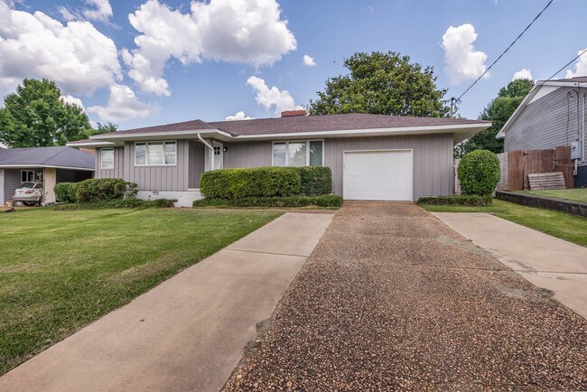 Building Photo - Fall '24 - Close to campus - 3 bed/2 bath ...