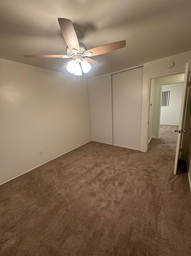 Building Photo - Upstairs 2BD/1BA Condo with 1 reserved cov...