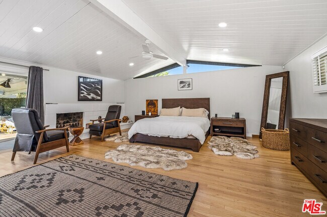 Building Photo - 22428 Victory Blvd